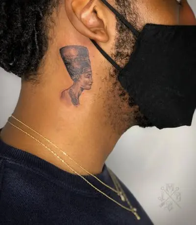 ကောင်လေး၏လည်ပင်းတွင် Nefertiti Tattoo