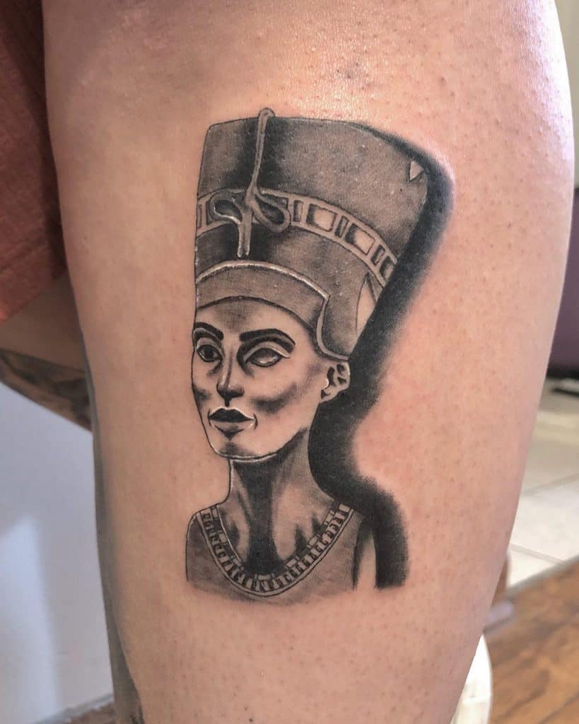 Фото тату Нефертити на ноге.
