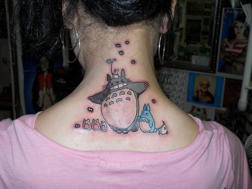 Totoro tatuiruotė ant pakaušio