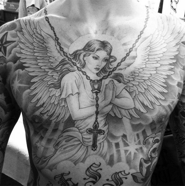 Tattoo Mädchen Engel mit verschränkten Armen
