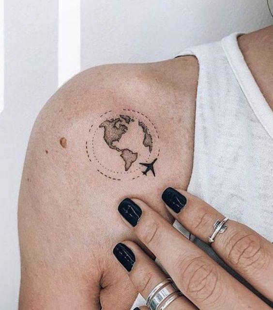 Lėktuvo tatuiruotė ant merginos