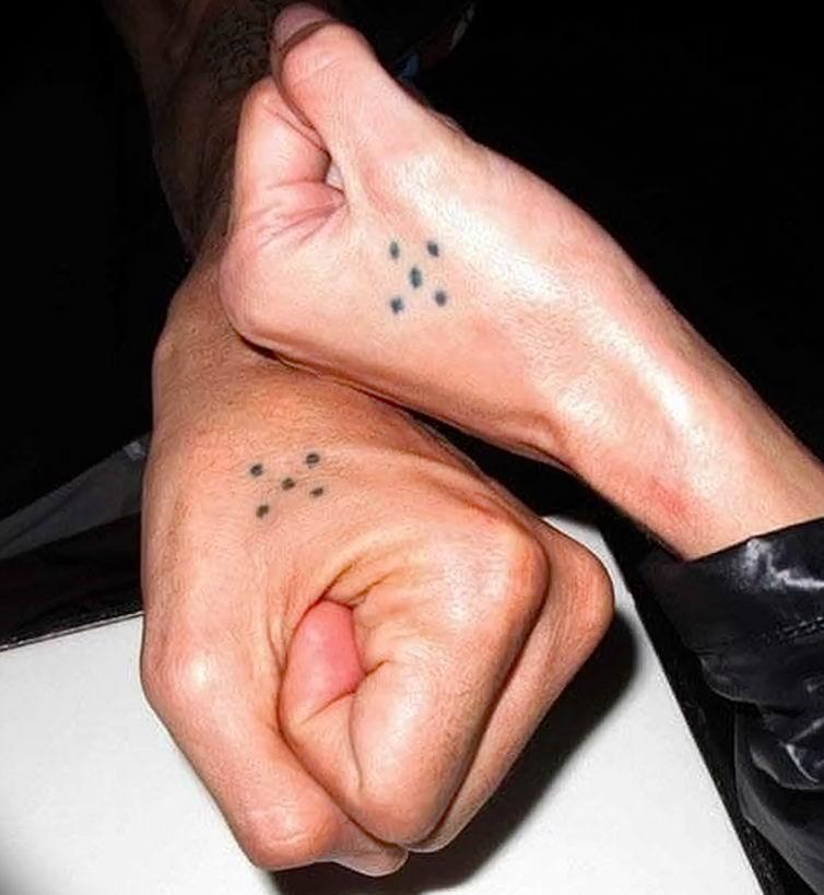 Pora tatuiruoja penkis taškus ant rankos