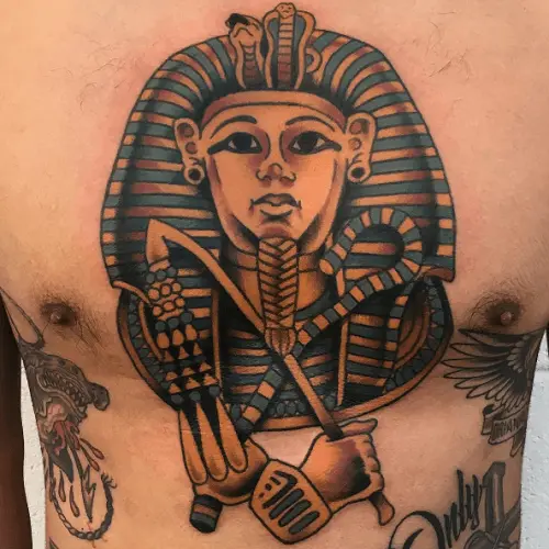 duab ntawm pharaoh tattoo ntawm lub hauv siab