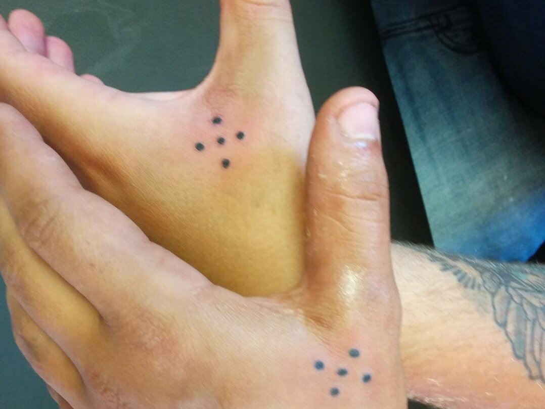 5 точек на руке татуировка значение