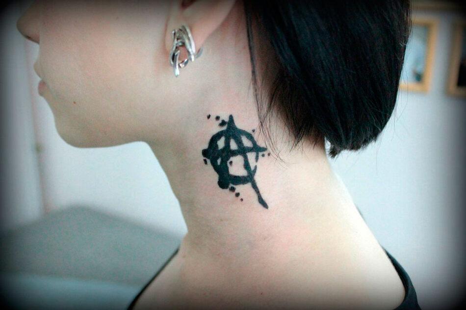 Anarkiaren tatuajea emakumezkoen lepoan
