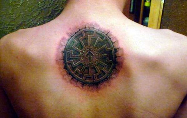 आदमी की पीठ पर काला सूरज टैटू