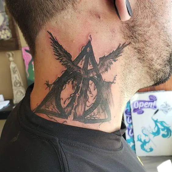 Deathly Hallows Tattoo Um Guy säin Hals