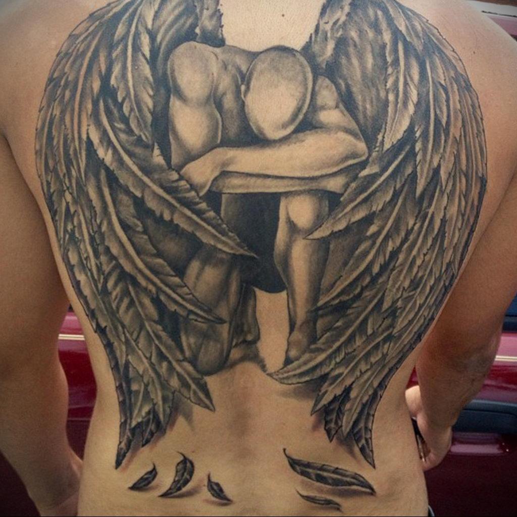 Kaatunut enkeli -tatuointi miehen selässä