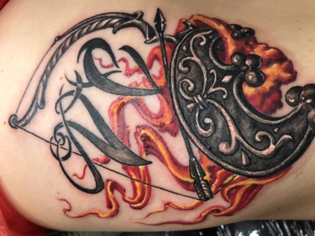 Ryški mėnulio tatuiruotė ant moters kūno