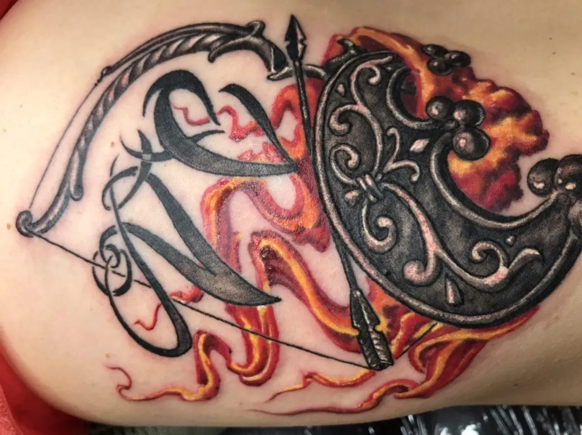 Helles Tattoo Mond auf dem weiblichen Körper