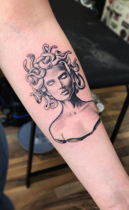 Медуза Горгона тату на руке женские