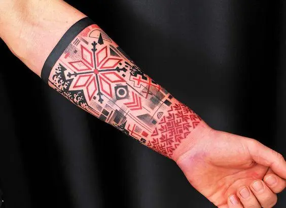 Achtzackiger Stern Tattoo am Arm eines Mannes