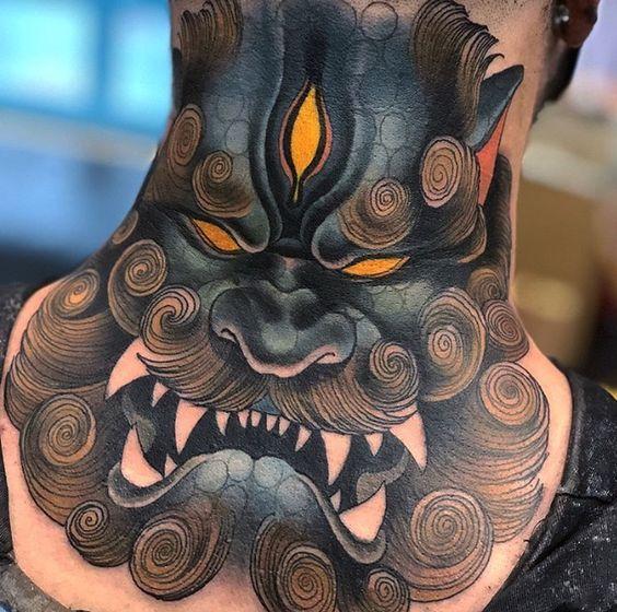 Tatuaxe de estilo oriental no pescozo dun home