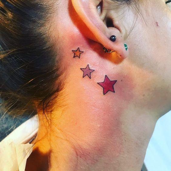 लड़की की गर्दन पर स्टार टैटू