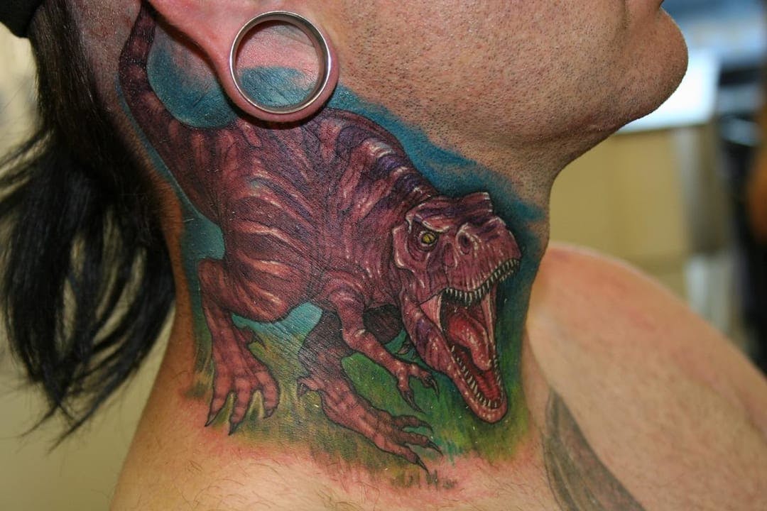 ağzı açık renkli dinozor dövmesi