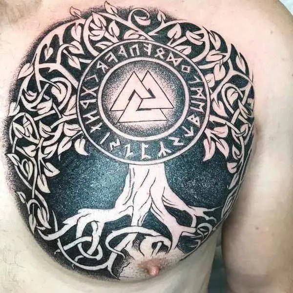 Tattoo dräi Dräieckelen op der Broscht vun engem Mann