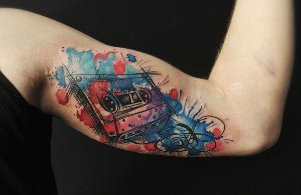 spilgts tetovējums ar kaseti