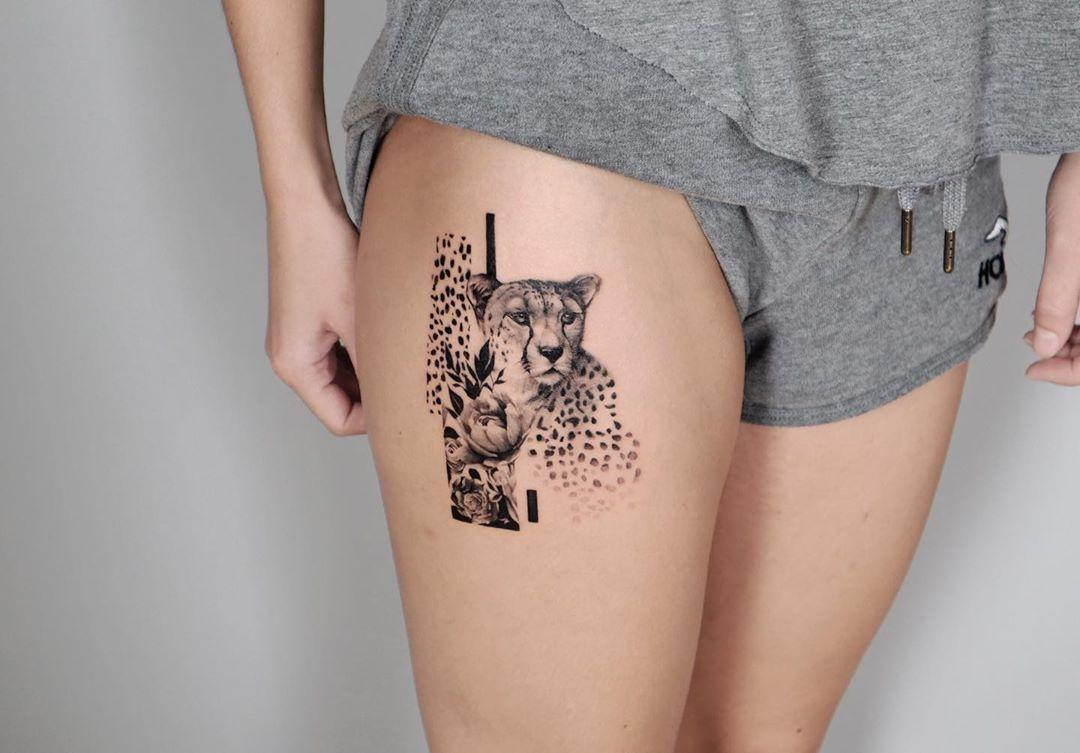 Gepard und Pfingstrosen Tattoo