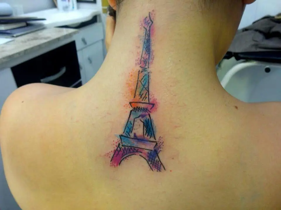 tatuaj colorat cu turnul Eiffel pe coloana vertebrală