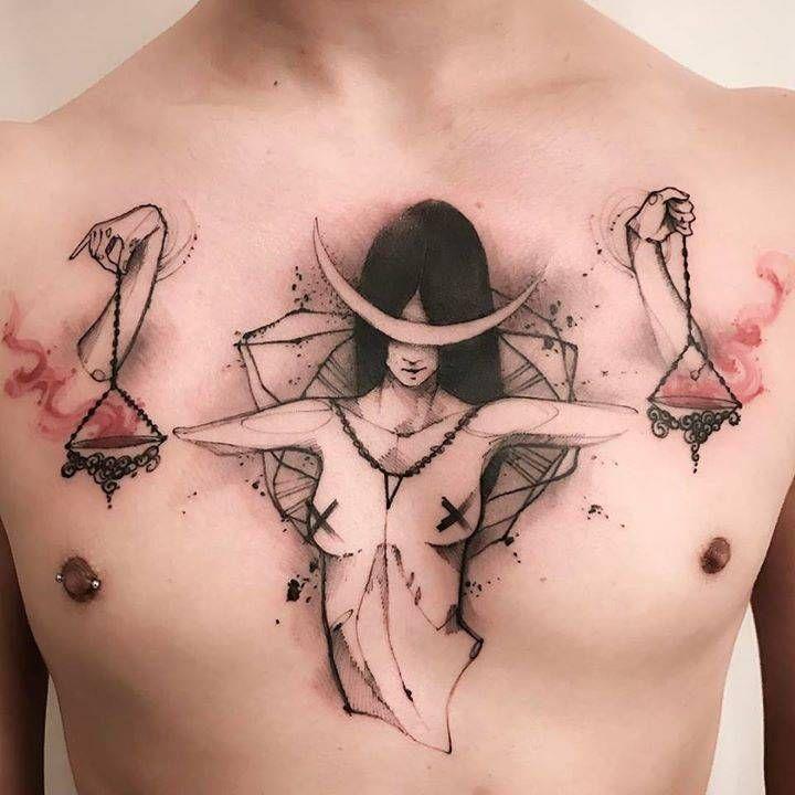 neįprasta Temidės tatuiruotė ant krūtinės
