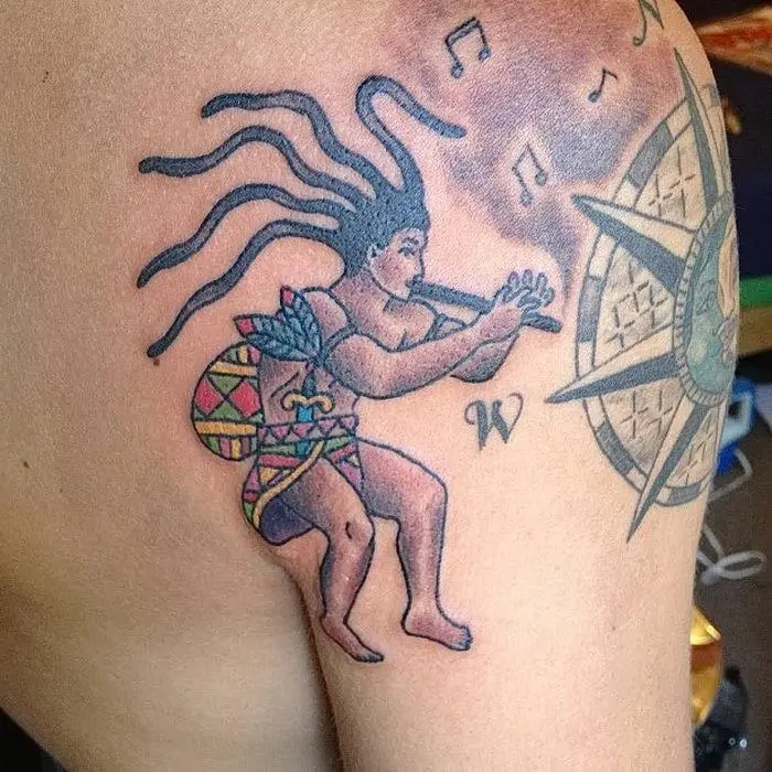 kokopelli tatuiruotė su užrašais