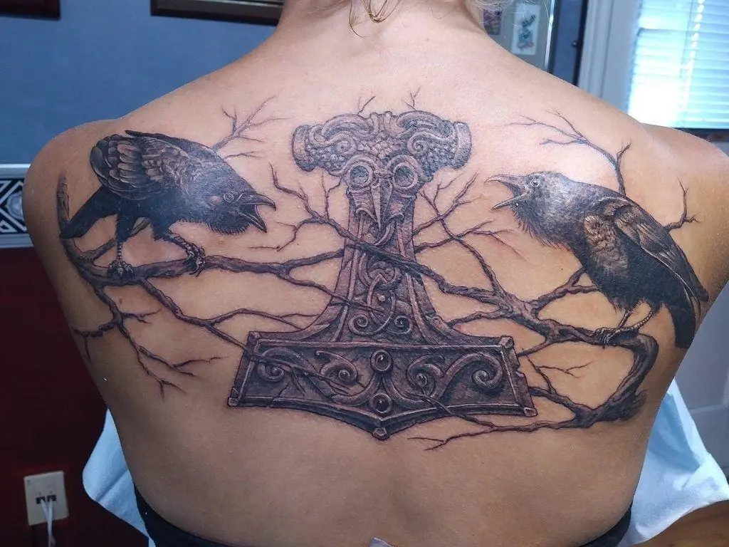 Tatuaggiu di u martellu di Thor cù uccelli