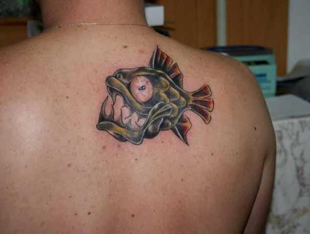 piranha tetoválás a gerincen