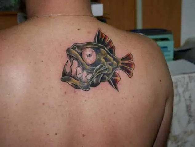 Piranha Tattoo an der Wirbelsäule