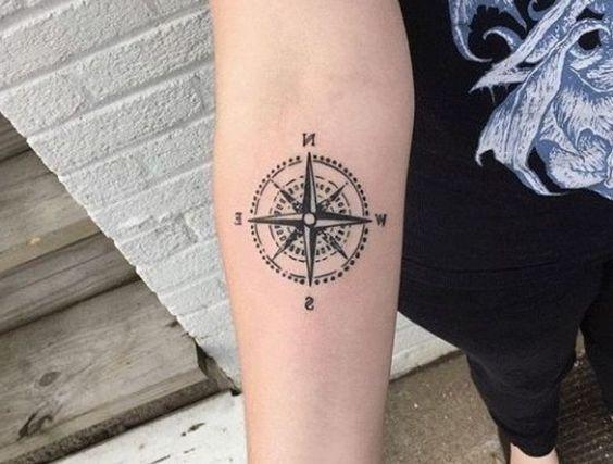Vēja rožu tetovējums uz apakšdelma