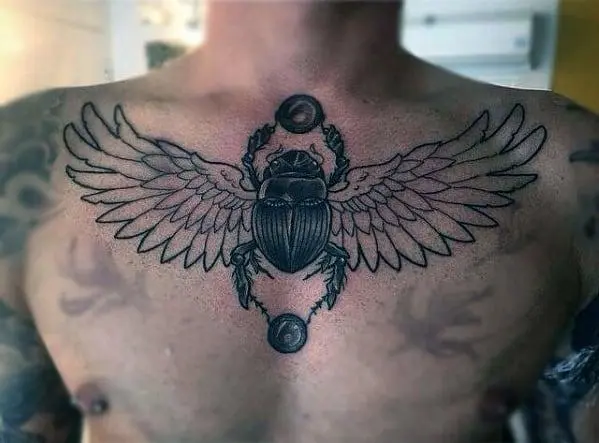 tattoo scarab ຢູ່ໃນຫນ້າເອິກ