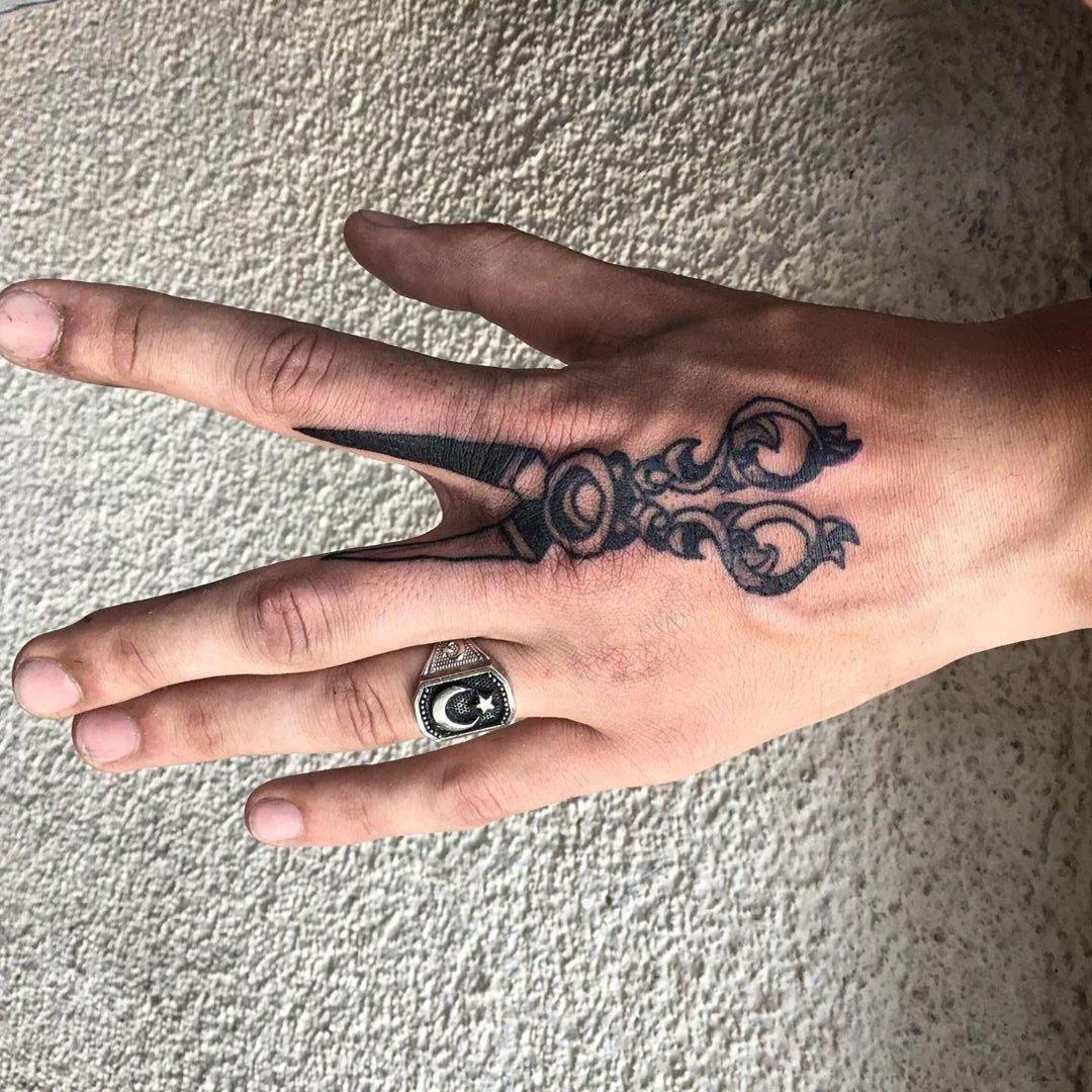 tetovējums ar frizieru šķērēm uz pirkstiem