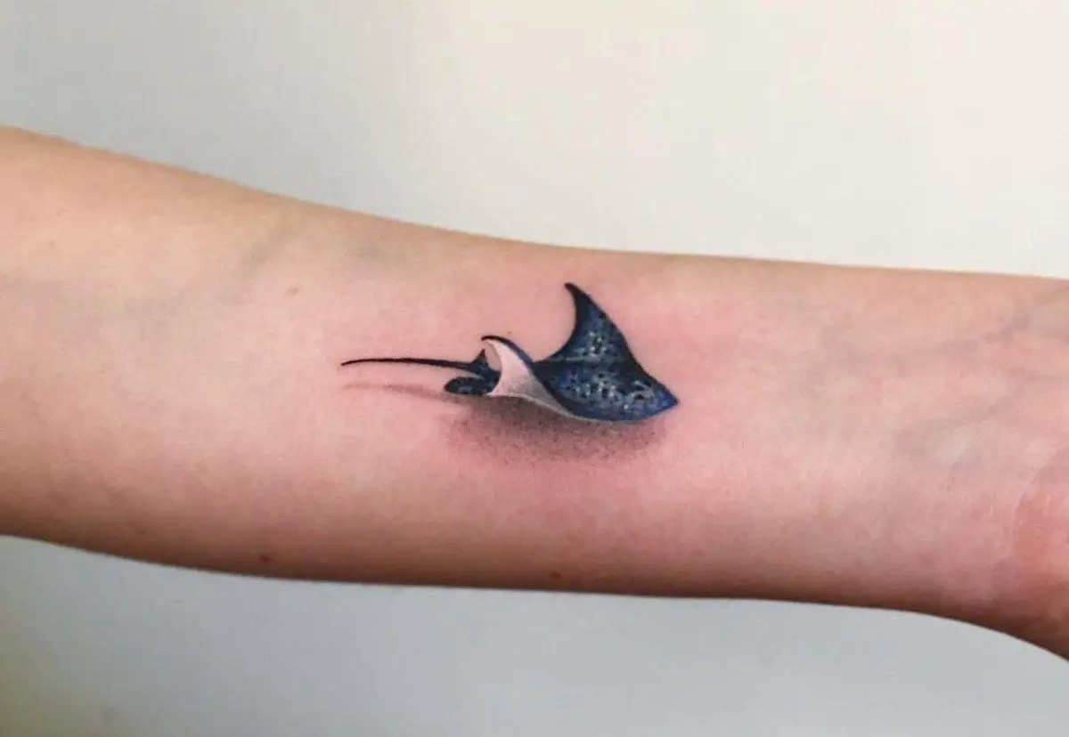 tattoo stingray ຢູ່ເທິງແຂນ