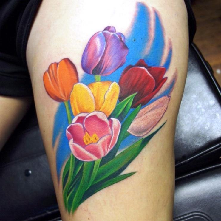 ryški tulpių tatuiruotė
