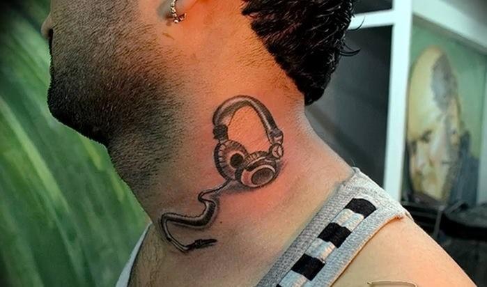 austiņu tetovējums uz kakla vīrietim