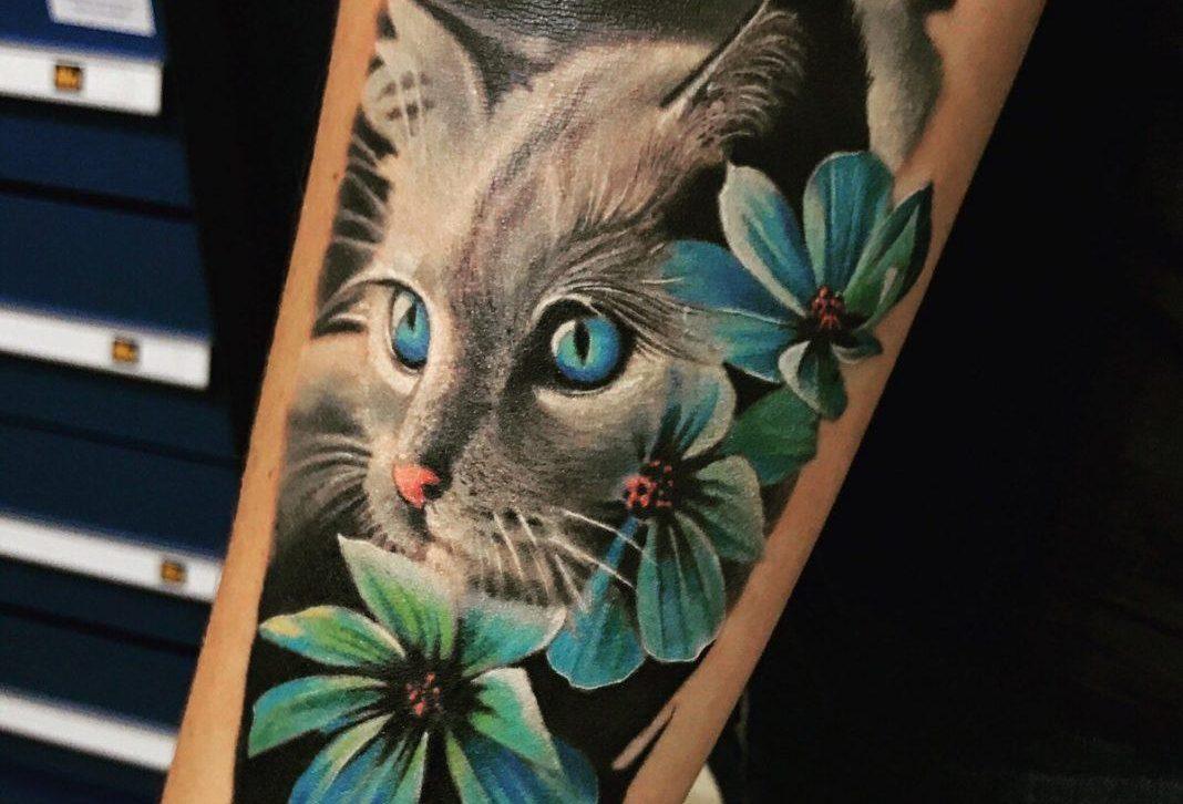 katės tatuiruotė su mėlynomis gėlėmis