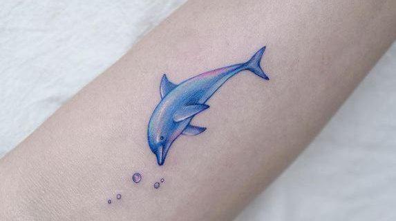 синяя тату с дельфином