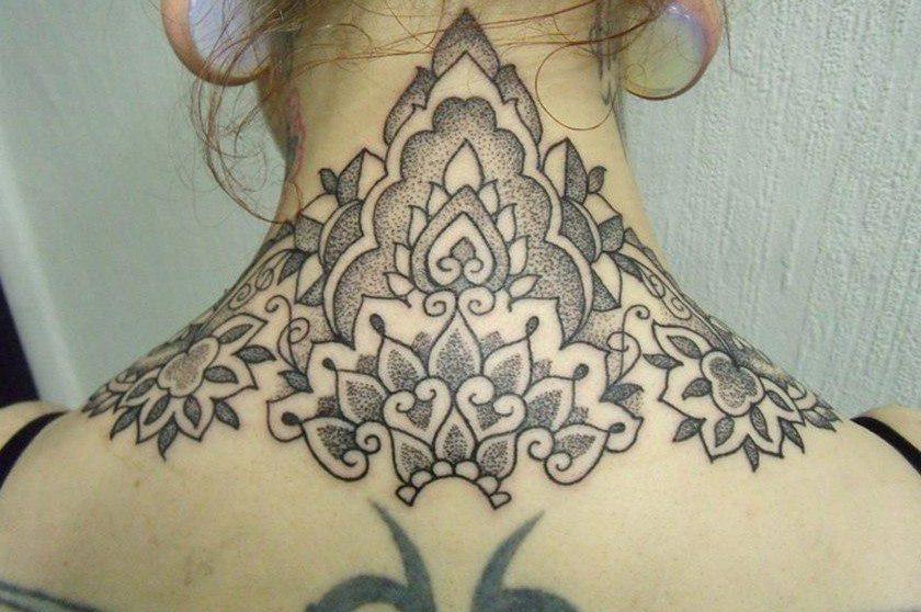 punktveida tetovējums uz kakla