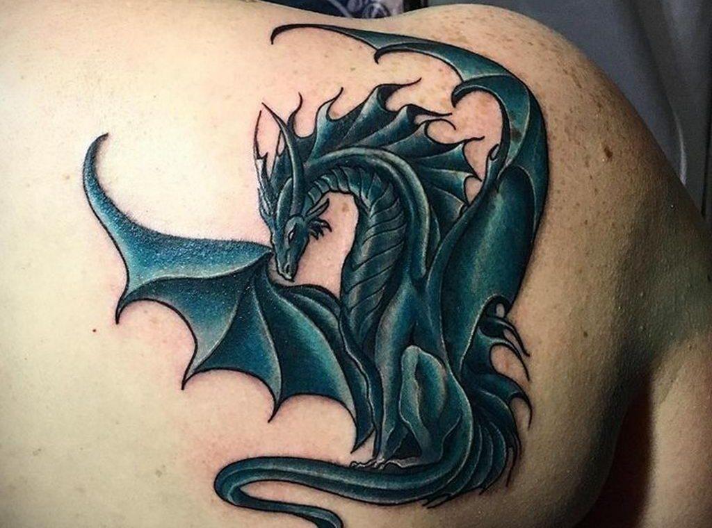 कंधे के ब्लेड पर ड्रैगन टैटू