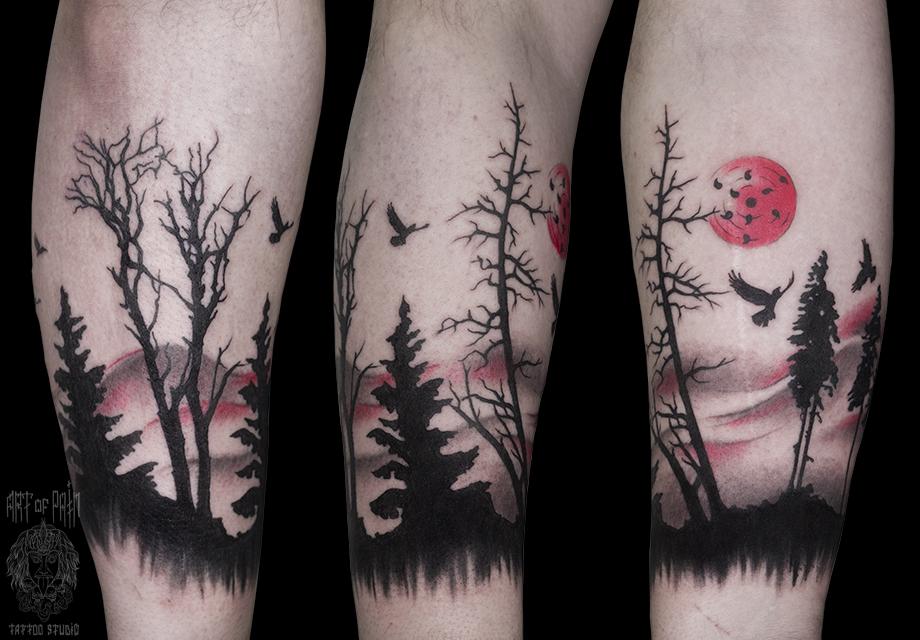 森と赤い太陽のタトゥー