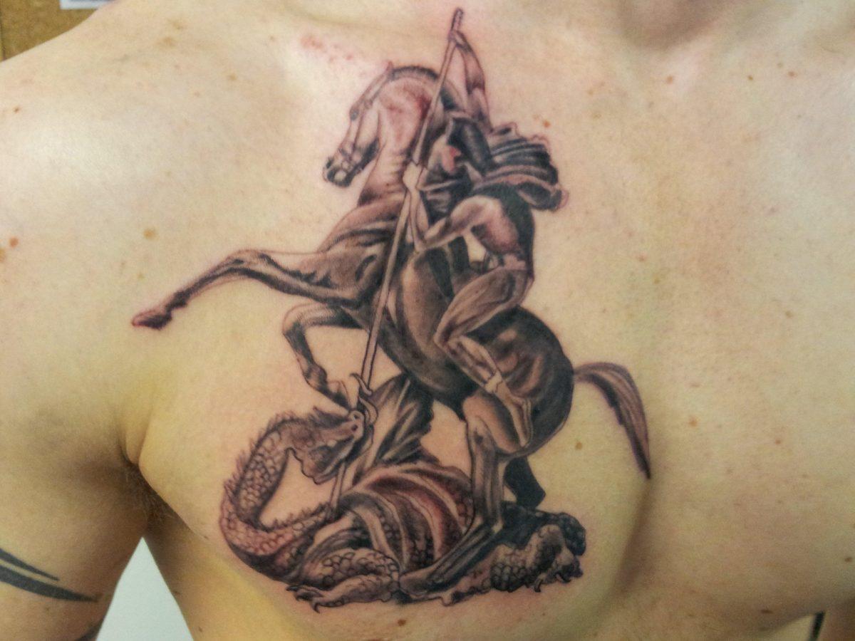 tatuiruotė su George'u Victorious ant krūtinės