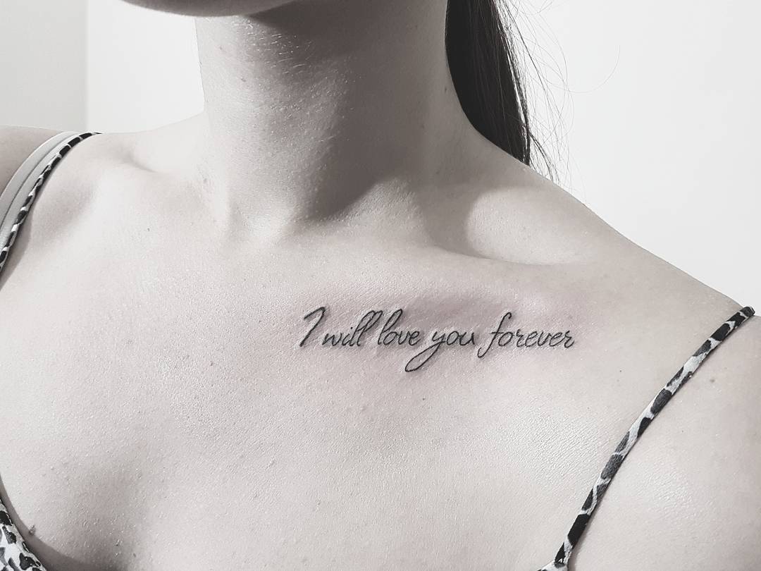 inscrición de tatuaxe baixo a clavícula dunha nena
