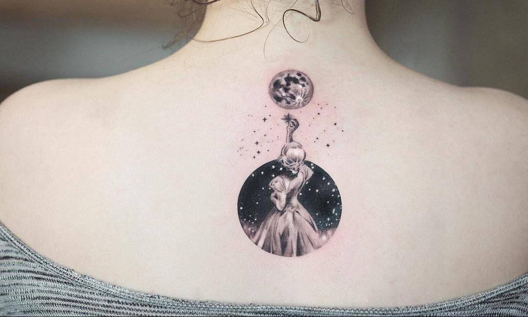 月と少女のタトゥー