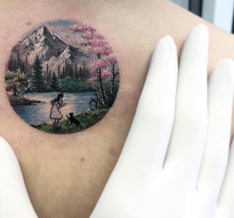 tatuiruotė su kalnais ir mergina