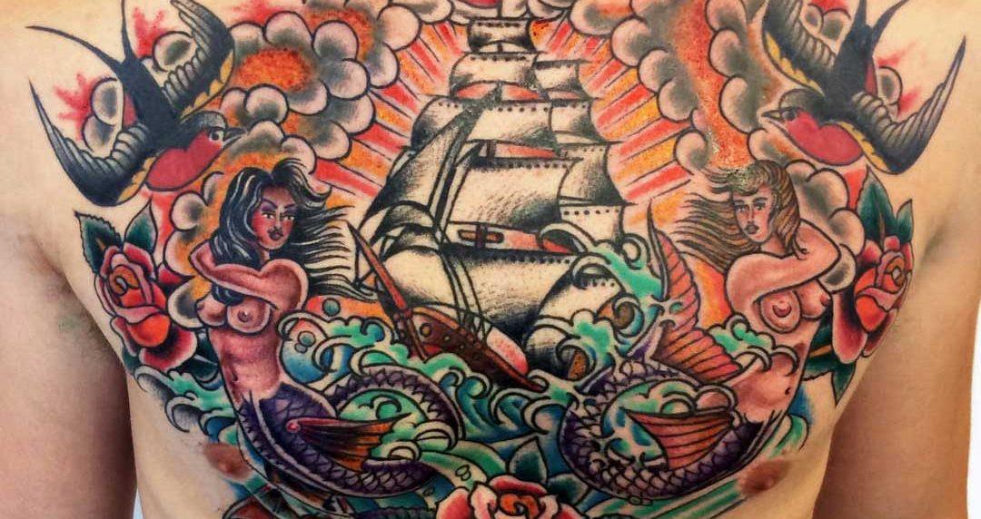 tetoválás régi iskolai stílusban, hajóval a mellkason