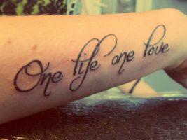 Фото тату «Одна жизнь одна любовь»на руке