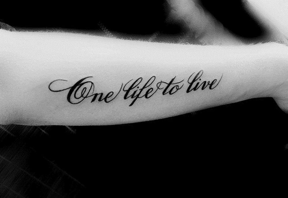 tatuointi "yksi elämä yksi rakkaus" kursiivilla
