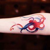 цветная тату с осьминогом на руке