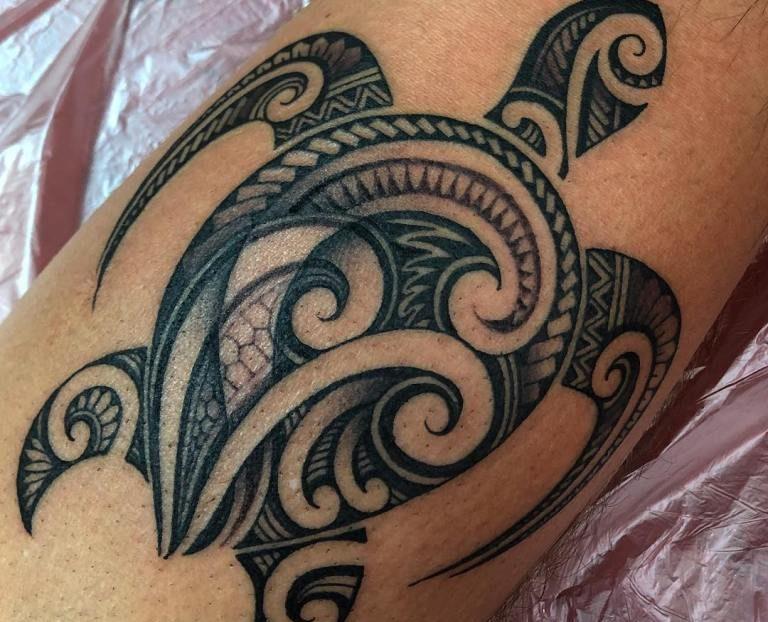 полинезийская тату на руке черепаха