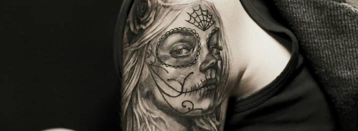 Santa Muerto tetovējums ar zirnekļa tīkliem
