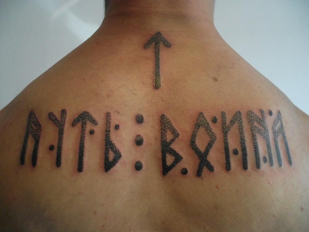 Tatuaxe eslavo nas costas